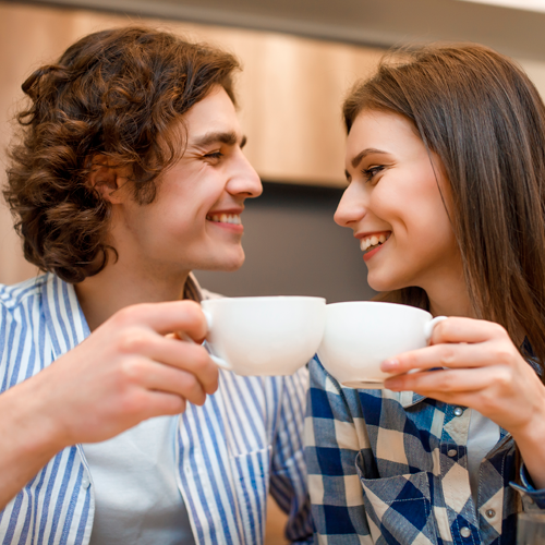 Pareja-feliz-tomando-cafe-hubcafetero